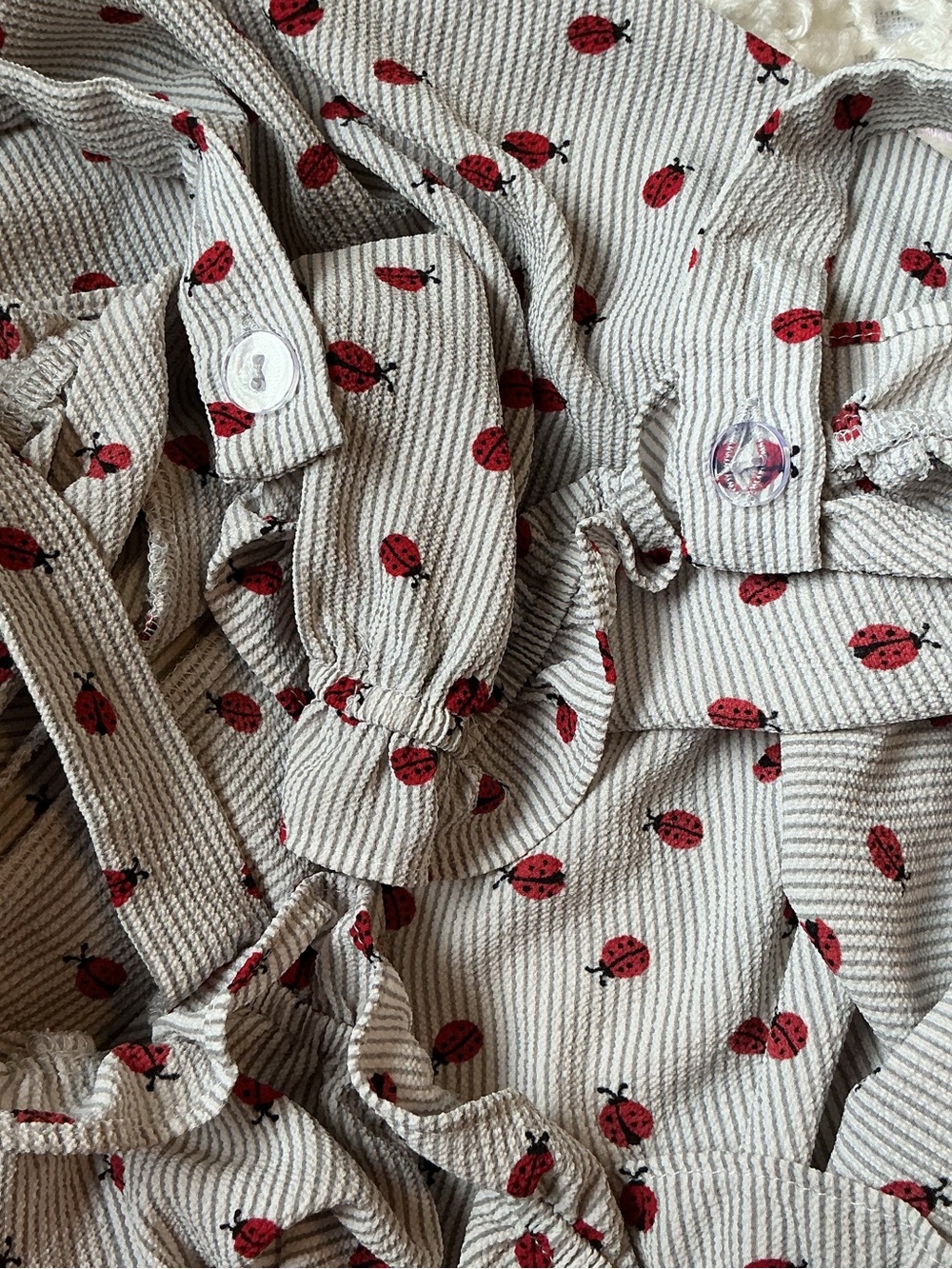 Twing & String Off-Shoulder ladybug Print Top - Picture 6 of 6